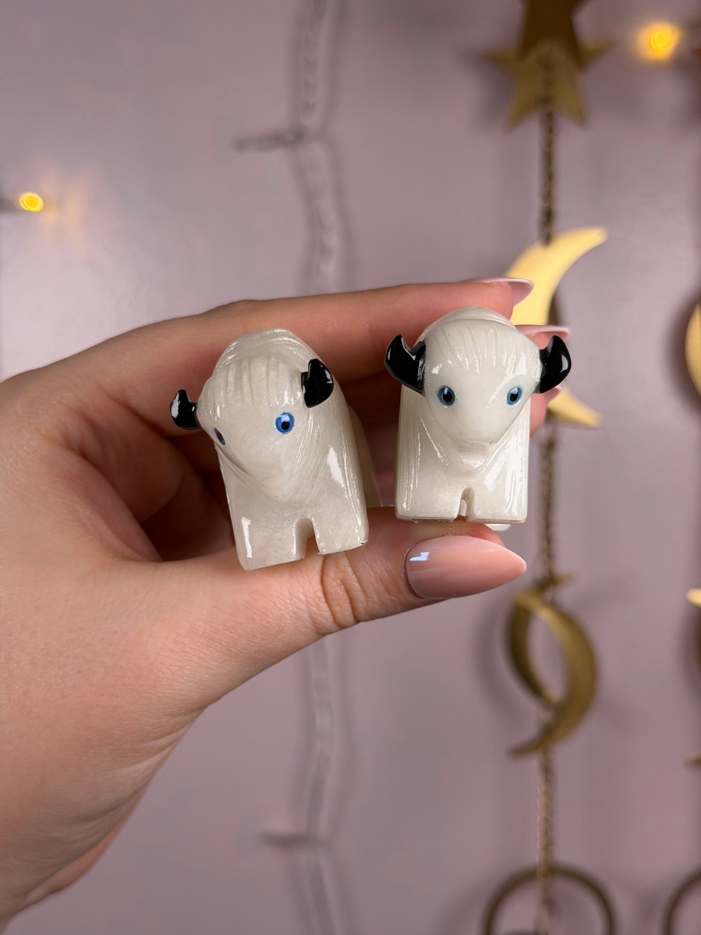 Mystery White Onyx Buffalo Carving