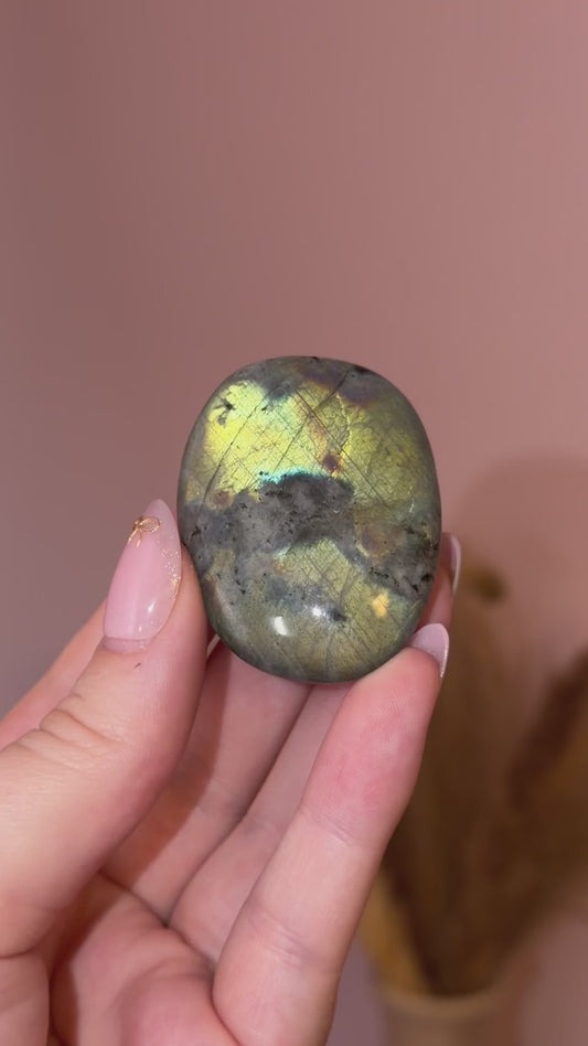 Labradorite Palmstone C (yellow/green)