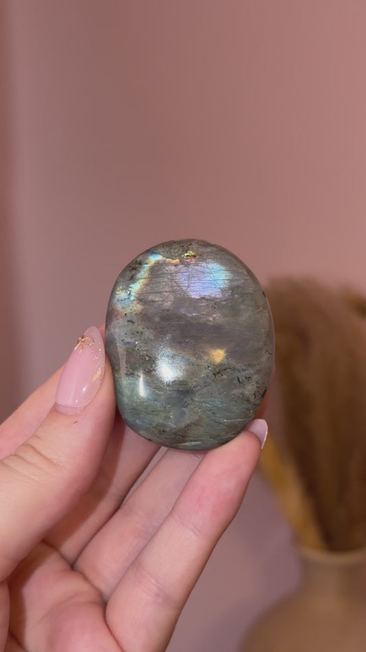 Labradorite Palmstone B (purple/green/blue)